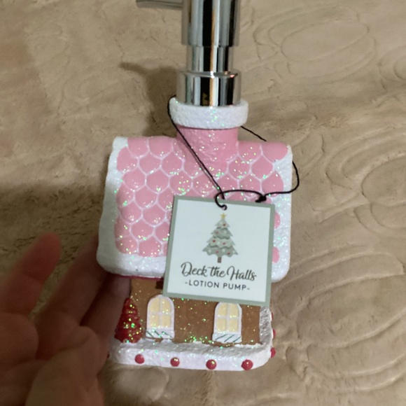 New Christmas Gingerbread House Soap Dispenser - Picture 2 of 7